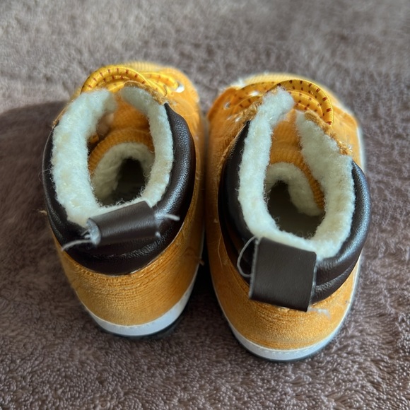 Carter’s baby shoes - Picture 2 of 4
